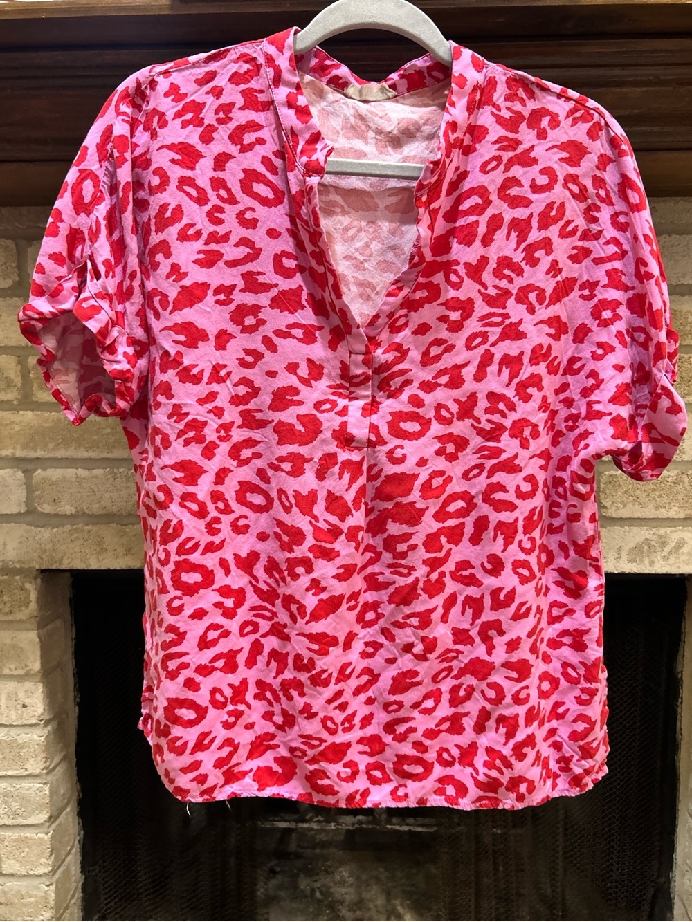 Emily Wonder Womens Pink & Red Leopard Print V-Neck Top EUC